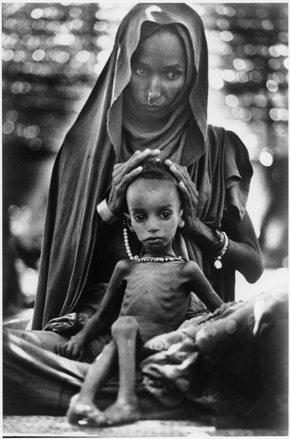 [mother_and_child_starving_bw[1].jpg]