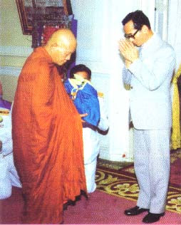 His Majesty Bumibol pays respect to a Buddhist monk