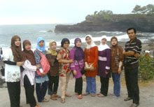 Para Ibu Guru SD Islam Al Azhar BSD di Tanah Lot Bali
