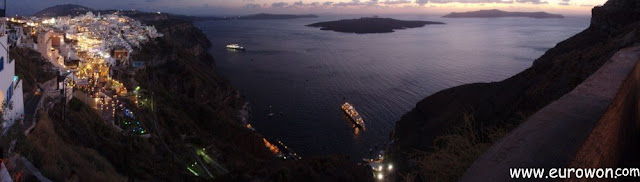 Panorámica nocturna de la caldera de Santorini