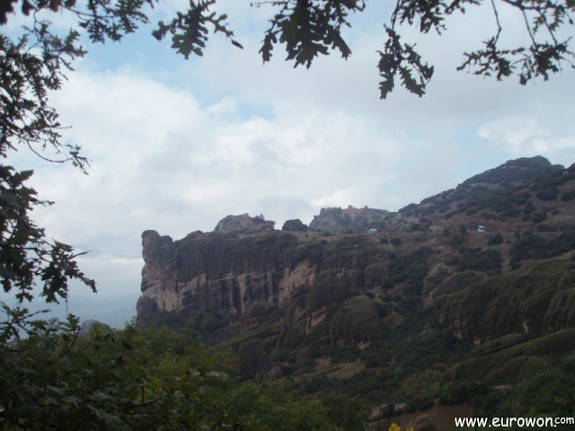 Monasterio construido sobre una gran roca en Meteora