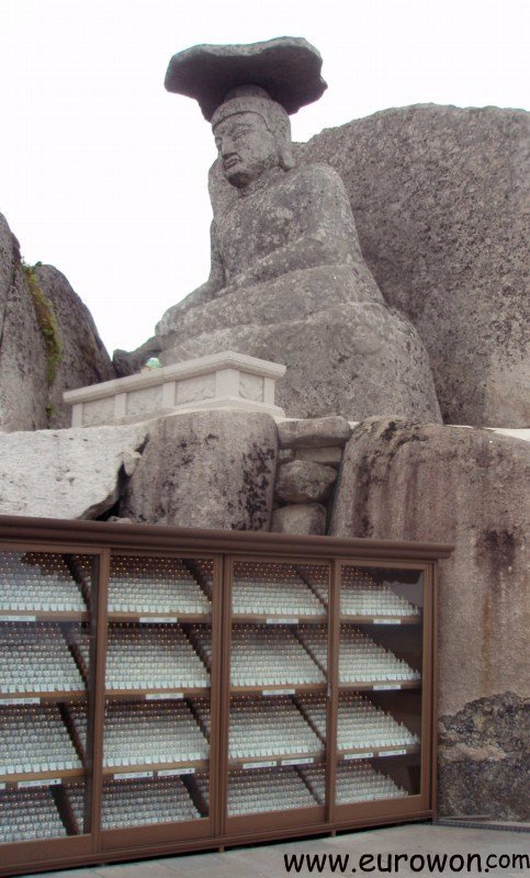 Estatua Gatbawi en lo alto del monte Palgongsan