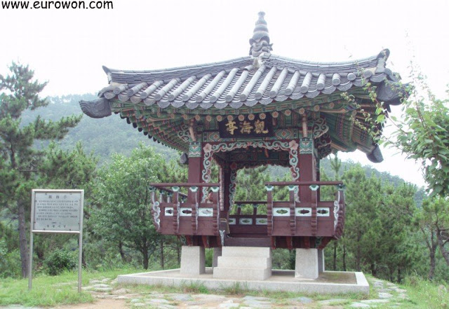 Pabellón en el parque Hallyeohaesang de Corea