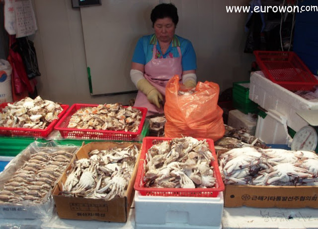 Señora coreana vendiendo cangrejos en la isla Jejudo