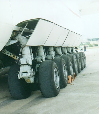 Detalle del tren de aterrizaje del An-225