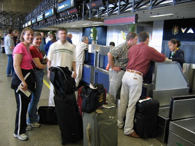 Grupo de humanos facturando felizmente su equipaje