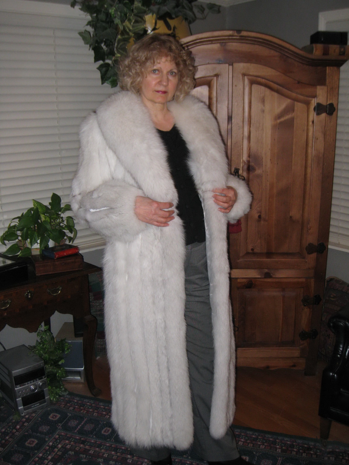 Lafourrure2 Women Wearing Fox Fur Coat