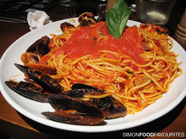 [20100115_5332-Criniti's_Frank-Sinatra-Vongole,-scallops-and-mussel-with-napoletana-sauce-$24.90-small.jpg]
