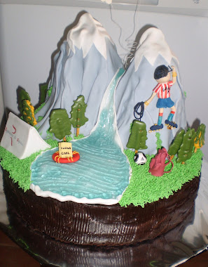 tarta de paisaje con montañas y escalador.