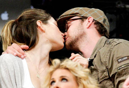[celebrities-caught-kissing-jessica-biel-and-justin-timberlake.jpg]