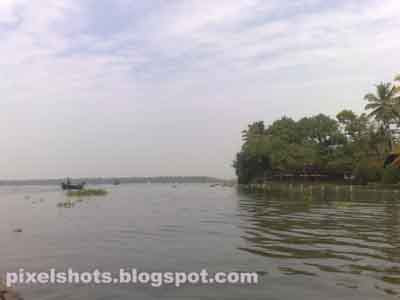 vembanadu lake,kerala backwaters,longest backwater lake in India,keralas biggest backwater lake,kumarakom backwaters