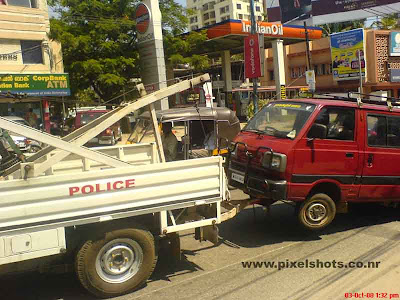 tugging maruti van by ernakulam traffic police in mg road ernakulam