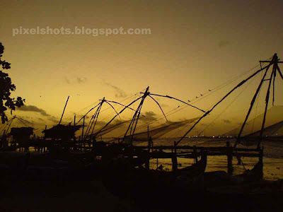 chinese fishing nets fort cochin,photos of sunsets and fishing nets from fort Kochi kerala,sunset scenery from fort cochin ernakulam