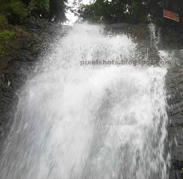 waterfalls closeup,near waterfall photos,murinjapuzha falls,water droplets splashing through rocks in waterfalls,samsung cellphone photographs,samsung monti camera photos 