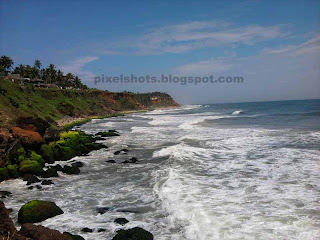 varkala mountain cliffs and beaches,varkala formations,close view of varkala beach waves,rough sea waves from kerala beaches,sea wave hitting beach rocks