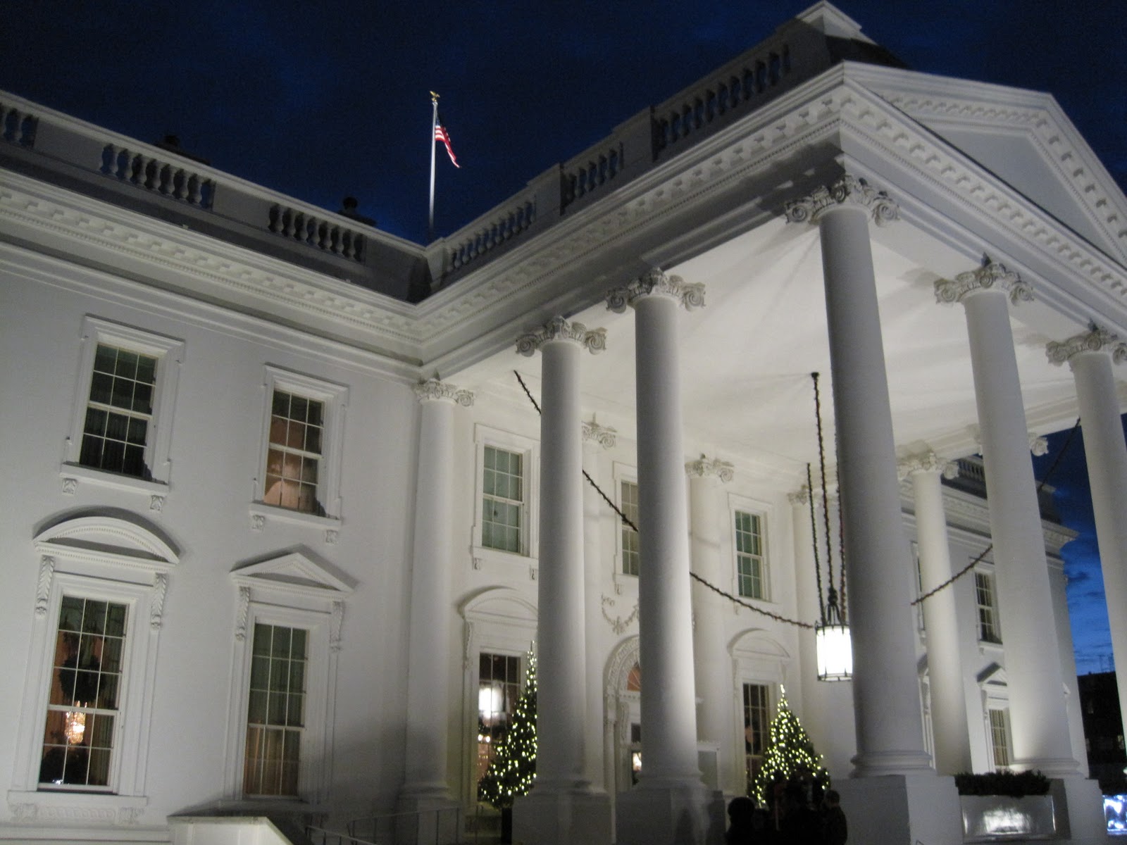 Белый дом ростов на дону. White Houses. Белый дом в Новосибирске. Белый дом США колоннада. Белое здание.