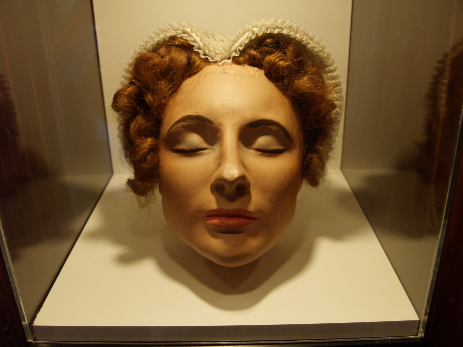 голова в кунсткамере марии. мария гамильтон кунсткамера. мэри гамильтон царская невеста. анна монсдоттер посмертная маска. голова леди гамильтон в кунсткамере.