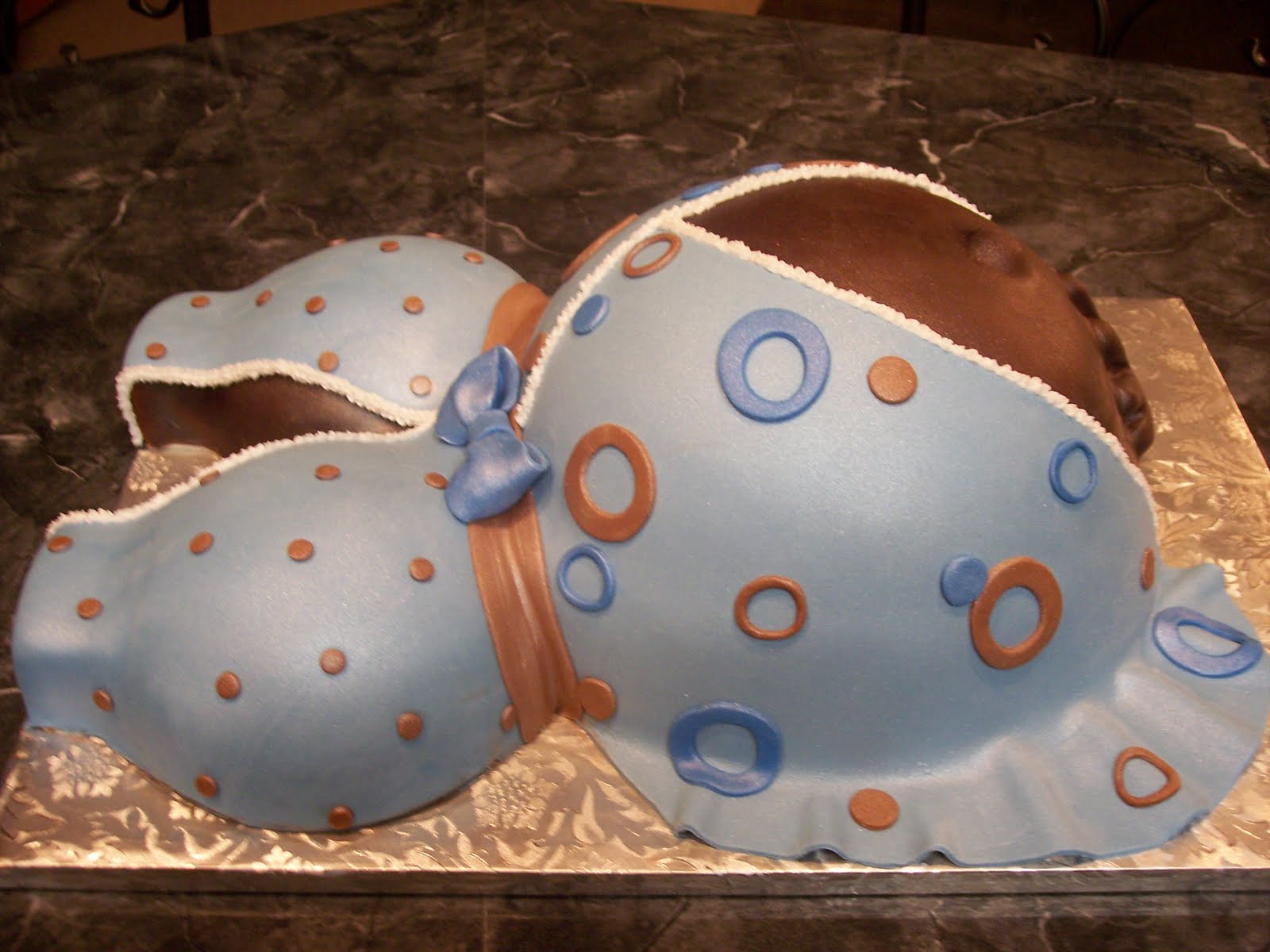 MyMoniCakes: Maternity Belly Cake with Baby Handprint