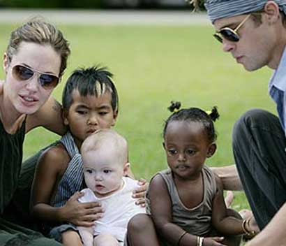 [joliepittfamily.jpg]