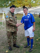 Il Gen. Com.te Biancafarina con il militare autore di due gol.