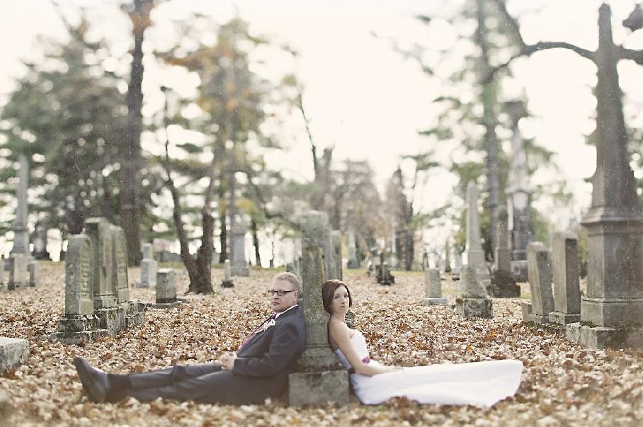 Кладбище во сне для женщины и могилы. Свадебная фотосессия на кладбище. Кладбище во сне. Фотосессия невеста на кладбище. Снится кладбище.
