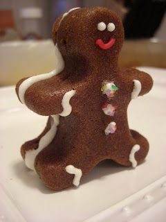 Pardon My Crumbs: Gingerbread Man Mini-Cakes