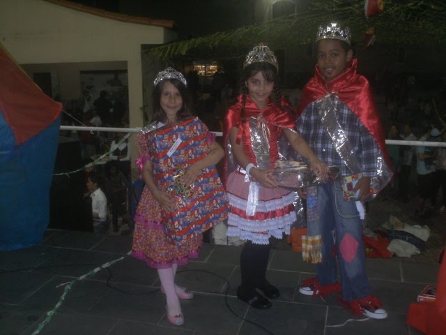 nossas crianças vencedoras do Rei e Rainha da festa junina 2010