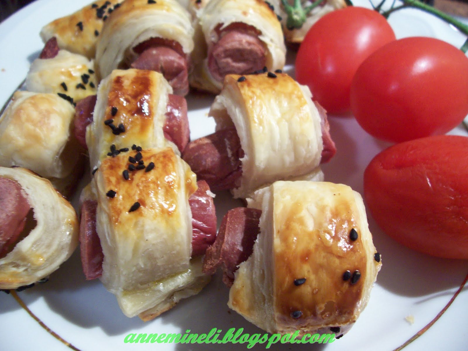 SOSİSLİ MİLFÖY BÖREK TARİFİ SOSİSLİ MİLFÖY BÖREK TARİFİ