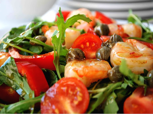 kulinarisches kaleidoskop: Garnelensalat mit Rucola und Paprika.