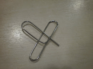 Как сделать из скрепки подставку для телефона схема