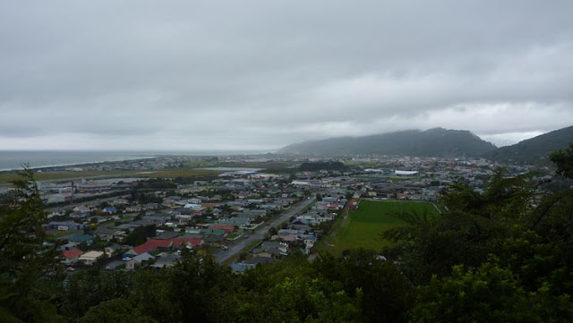 Localidad de Greymouth vista desde uno de sus miradores Greymouth es el centro neurálgico de la West Coast de Nueva Zelanda