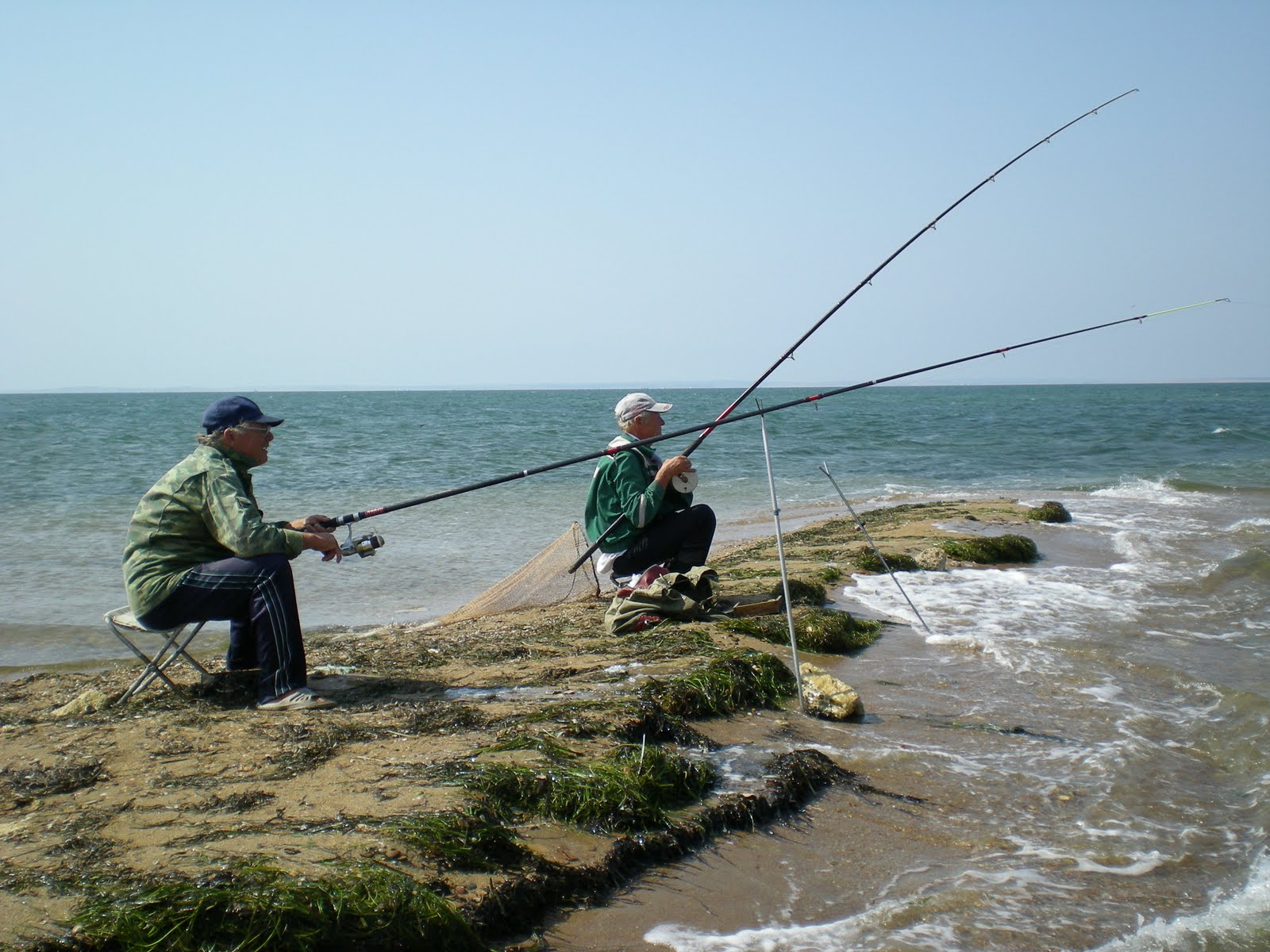 Ловля рыбы какие. Рыбак на берегу. Рыбалка летом. Рыбалка на черном море. Рыбалка на чёрном море с берега.