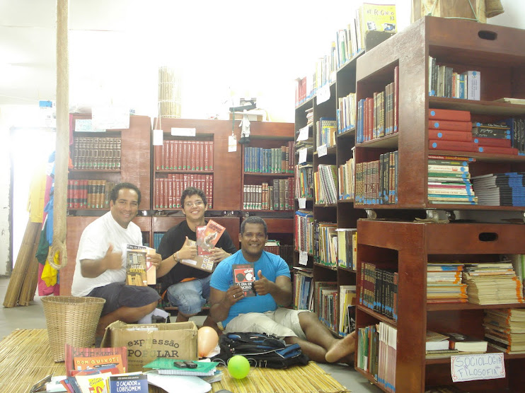 Recebendo os livros doados por Frei Betto à nossa Biblioteca Comunitária BArca das Letras