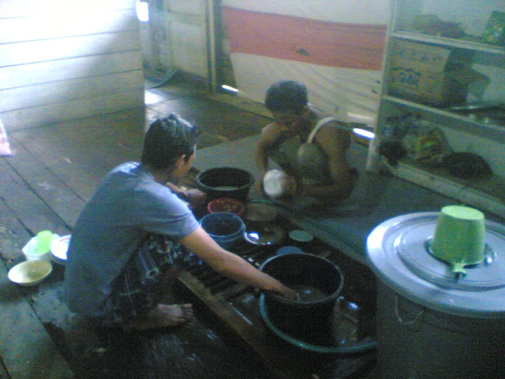 Bantuin Sahabat Yang Lagi Kesusahan Itu Penting Buanget, Apalagi Kalo Lagi Cuci Piring....