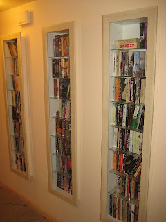 Шкаф-витрина для книг в прихожей