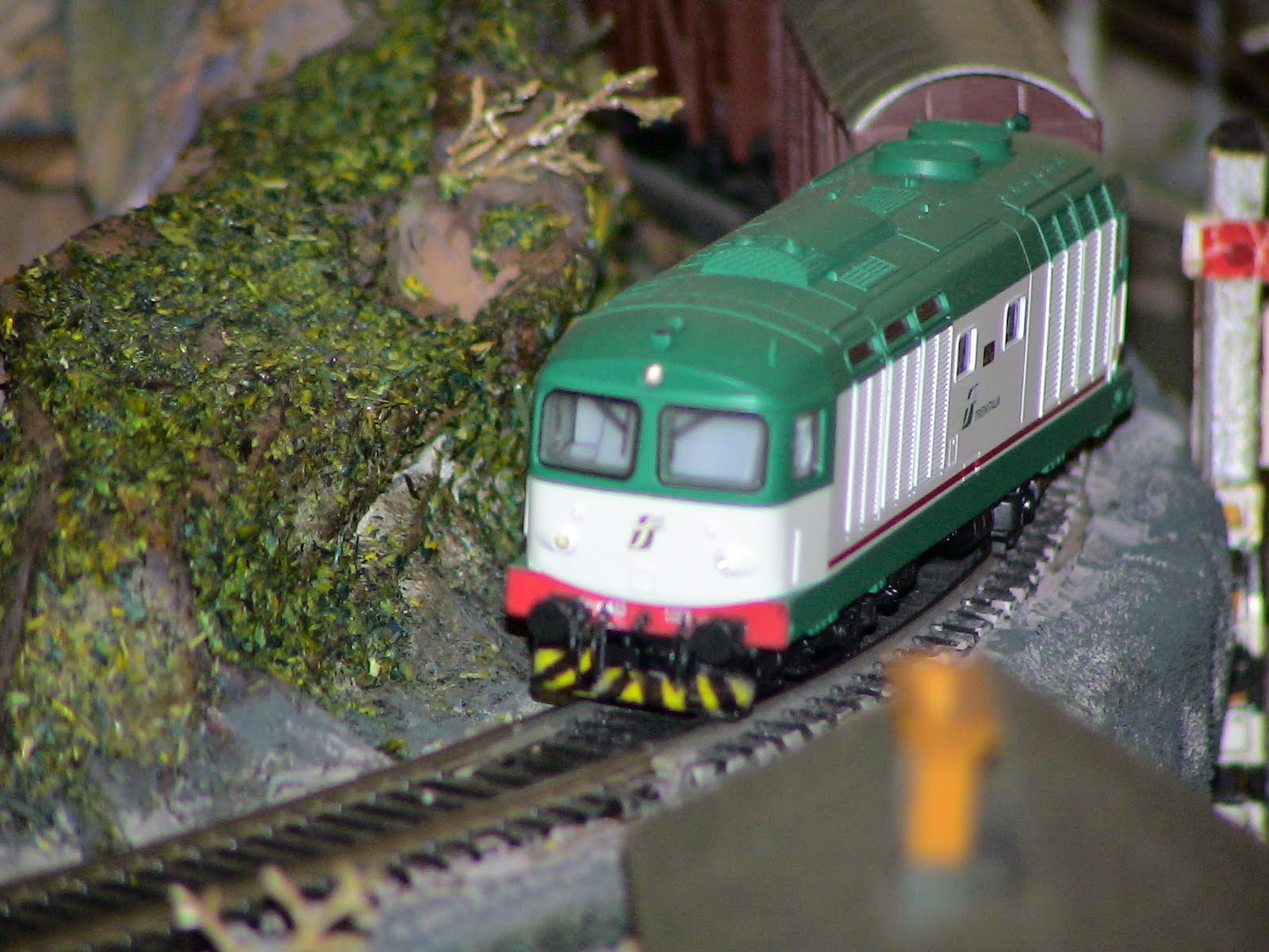 FS D 445 alla testa di un merci Plastico Ferroviario