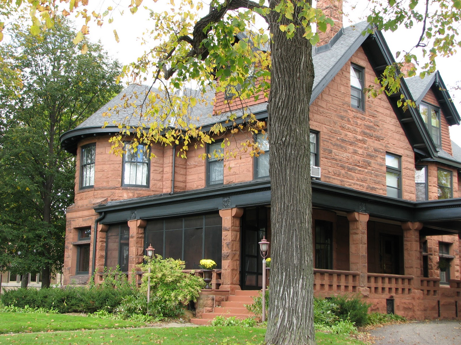 VISUAL SAINT PAUL Summit Hill House Tour 3