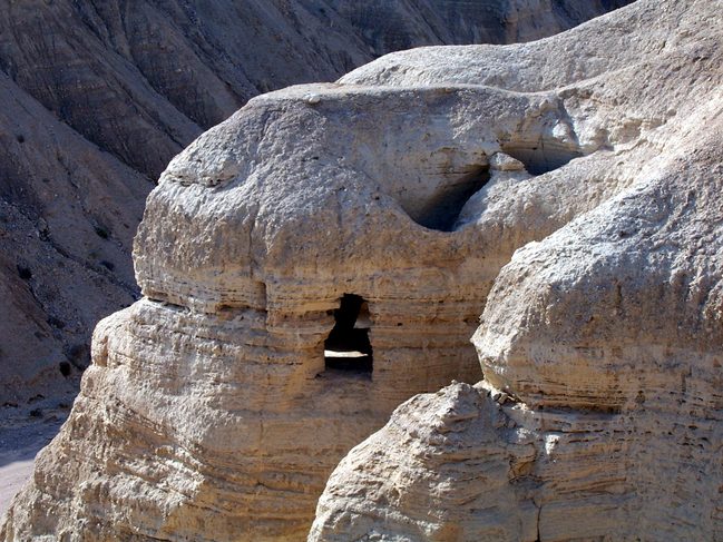 [Qumran_caves.jpg]