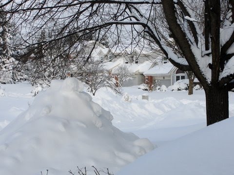 [julie+house+snow.jpg]
