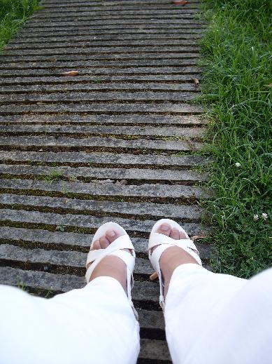 [Pés+assentes+no+chão.jpg]