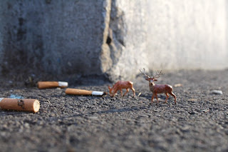 O artista britânico Slinkachu faz instalações em miniatura nas ruas de Londres.