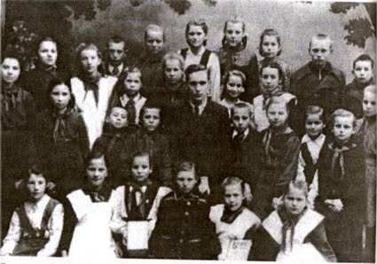 Николай Ковальский и его ученики во времена роботы в школе (Острог)