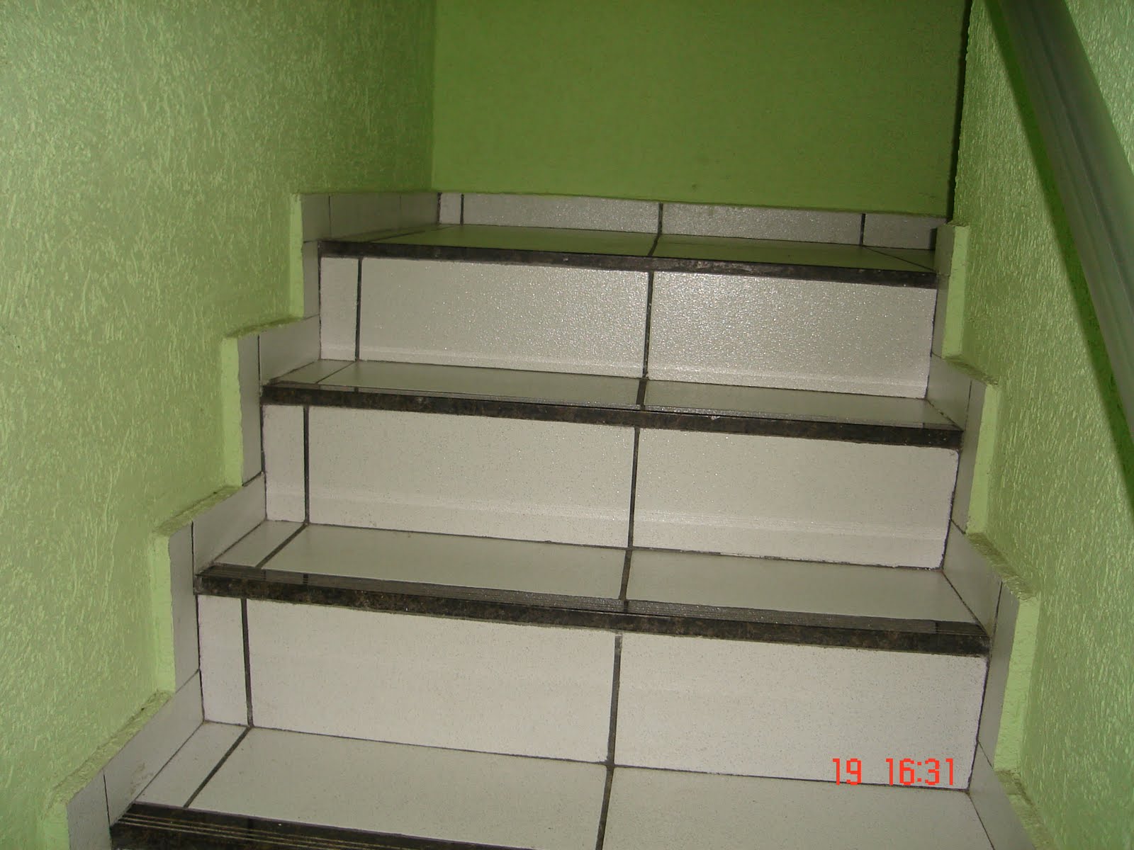 reformas: Revestimento ceramico em escada.