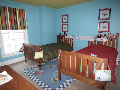 Boys sharing bedroom Benjamin Moore 752 How Blue am I? Benjamin Moore 2021-40 Yellow Highlighter on the ceiling