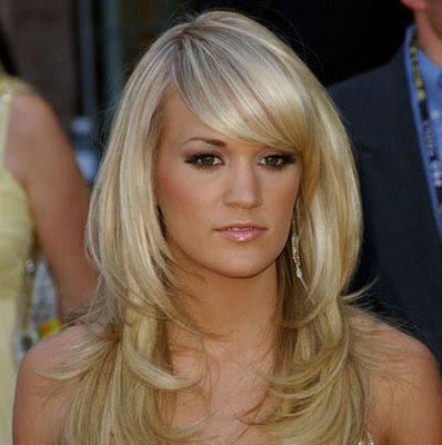 Carrie Underwood has great hair in this picture. Her all over highlights