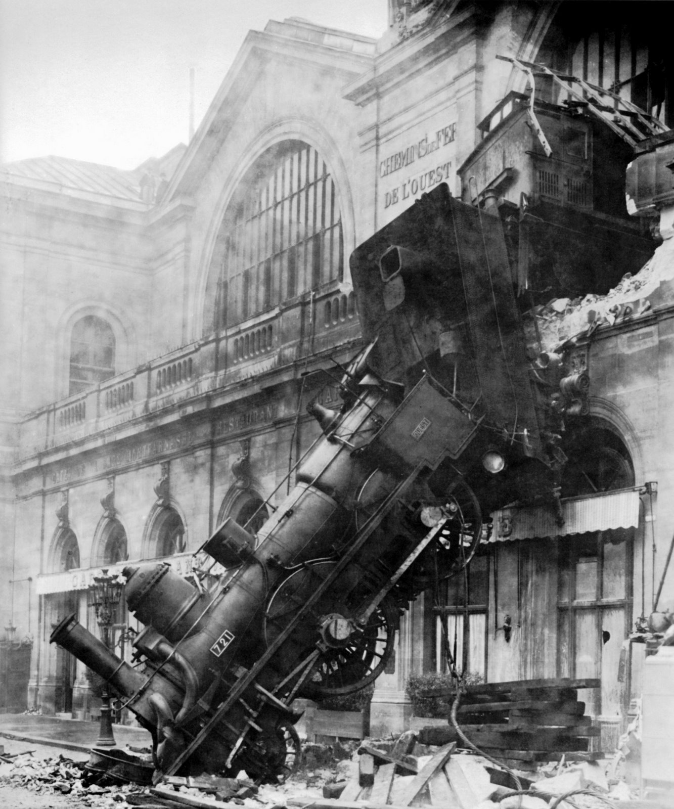 [Train_wreck_at_Montparnasse_1895.jpg]