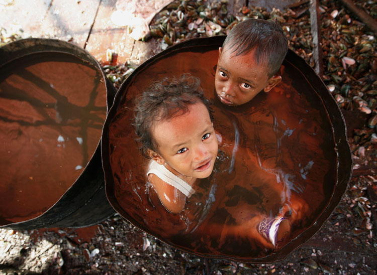 [Children+bathe+in+waste+water.jpg]