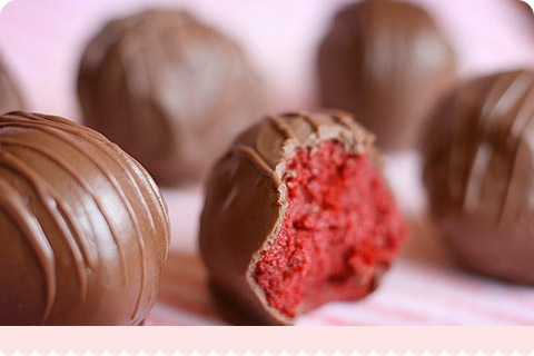 [bakerella+red+velvet+cake+balls.jpg]