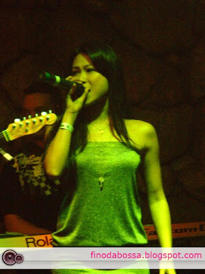 Francine Missaka vocalista da banda Sambasonics no Capadócia - Fino da Bossa