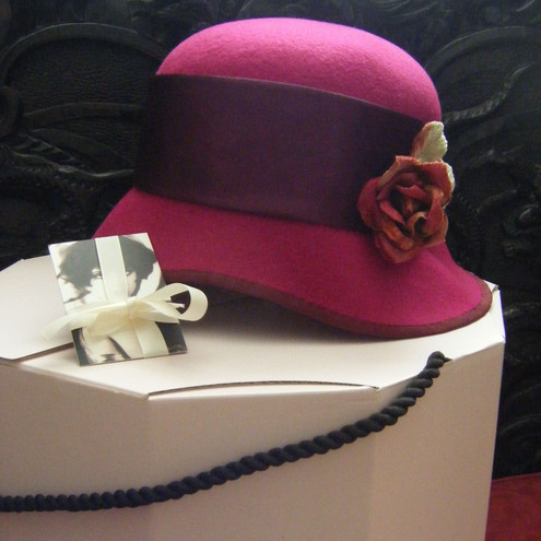 [Hatbox_and_gift1.jpg]